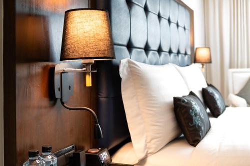 Letto o letti in una camera di Night Hotel Bangkok - Sukhumvit 15