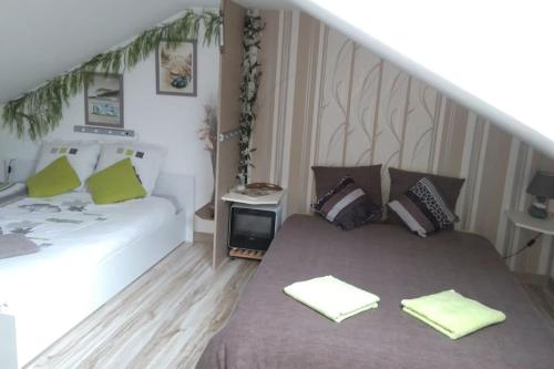 une chambre avec un lit avec des oreillers dessus dans l'établissement Maison entière 5 chambres à 10mn à pied de l'entrée principale du Circuit 24h Du Mans, au Mans