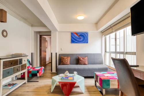 a living room with a couch and a table at Tokio Ciento Diez in Mexico City