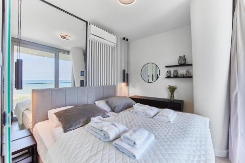 Posteľ alebo postele v izbe v ubytovaní Wave Sea View & SPA Apartment A756