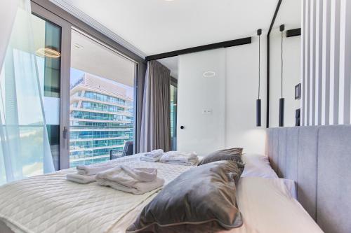 Posteľ alebo postele v izbe v ubytovaní Wave Sea View & SPA Apartment A756