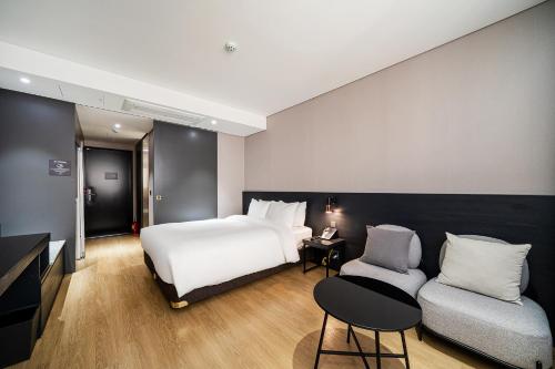 Postel nebo postele na pokoji v ubytování Rivertain Hotel Gyeongju
