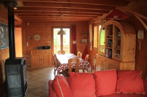 - un salon avec un canapé et une table dans une cabine dans l'établissement CHALET MORCLAN MCL6 NATURE & VIEW 8 Pers, à Châtel