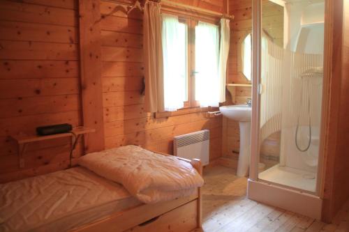 - une chambre avec un lit, une douche et un lavabo dans l'établissement CHALET MORCLAN MCL6 NATURE & VIEW 8 Pers, à Châtel