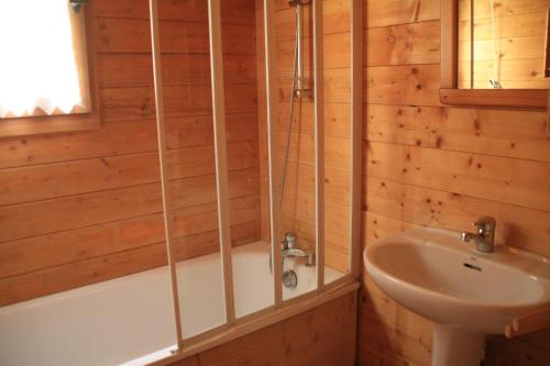 une salle de bain avec une baignoire, un lavabo et une douche dans l'établissement CHALET MORCLAN MCL6 NATURE & VIEW 8 Pers, à Châtel