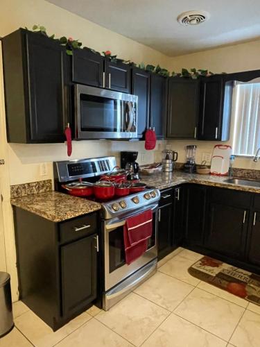 Kuchyň nebo kuchyňský kout v ubytování D&B Paradise Near Airport and Beaches