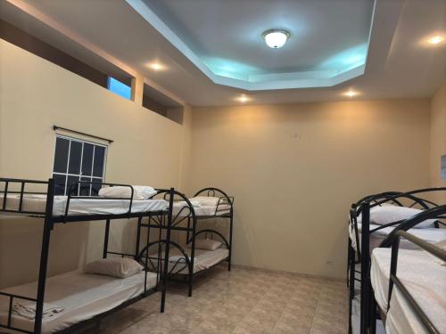 Giường trong phòng chung tại Hostal CASA LUNA