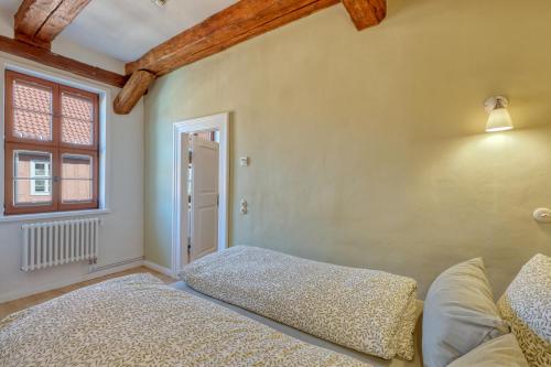 a bedroom with a bed and a window at Ferienwohnungen Steinweg 61 in Quedlinburg