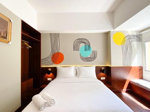 ブカシにあるHomey Studio No Kitchen at Gateway Park LRT City Jatibening Apartment By Travelioの白いシーツが敷かれた大きなベッドのある寝室