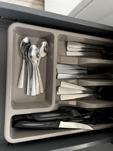 un tiroir rempli d'ustensiles de cuisine dans l'établissement Studio 114 Robin - grand lit double, balcon, à Saint-Louis