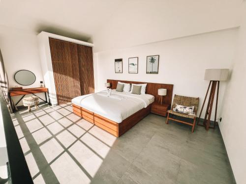 ein Schlafzimmer mit einem großen Bett in einem Zimmer in der Unterkunft Loket Lofts in Uluwatu