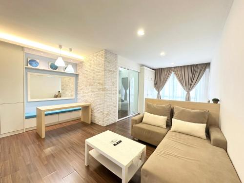 Χώρος καθιστικού στο Silksky Service Apartment -1BR, 4pax - Free Parking, Netflix, High speed WIFI - Near The MINES, Serdang, IOI City Mall, UTAR, UPM, Cheras Selatan