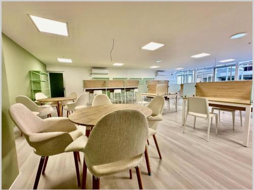 an empty classroom with tables and chairs in a room at Hermoso y Acogedor Studio Sabana, San Jose in San José