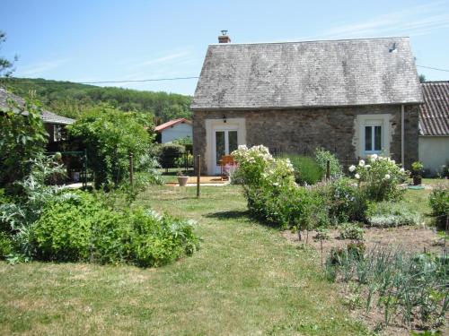 an old stone house in the garden at L'Encre in Blismes