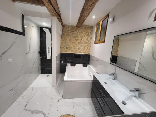 une salle de bain avec deux lavabos et un grand miroir dans l'établissement Jacuzzi, plage, vieux port, à Marseille