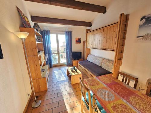 une petite pièce avec un lit et une table dans l'établissement Piscines, tennis, plage...Pleine vue mer, à Saint-Mandrier-sur-Mer