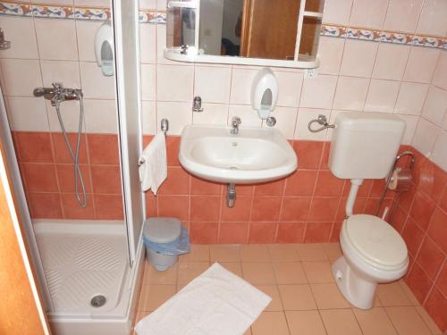 Koupelna v ubytování Apartments Monika