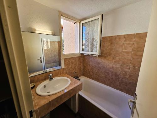 une salle de bain avec un lavabo et une baignoire dans l'établissement Piscines, tennis, plage...Pleine vue mer, à Saint-Mandrier-sur-Mer