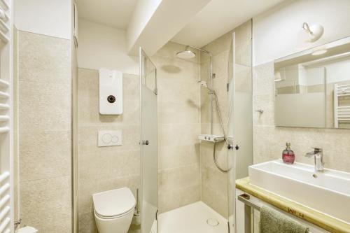 a bathroom with a shower and a toilet and a sink at Ferienwohnungen Steinweg 61 in Quedlinburg