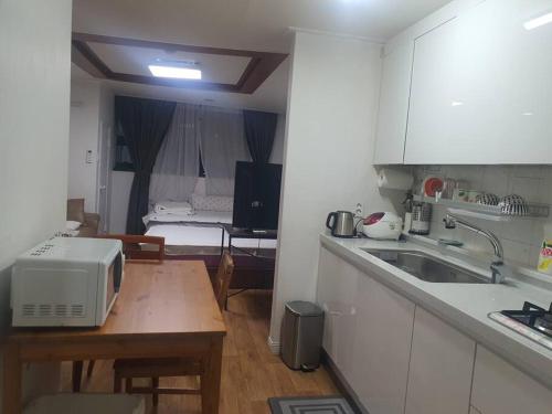 Worcation Gangnam 30 min 여의도25분 가산디지탈단지10분 고척돔 유한대 동양미래대 한영대 근접にあるキッチンまたは簡易キッチン