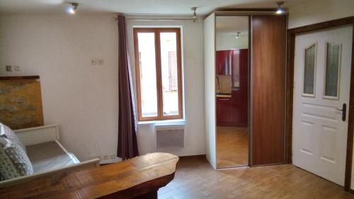 une chambre avec une porte et une fenêtre dans l'établissement studio centre Lavaur, à Lavaur