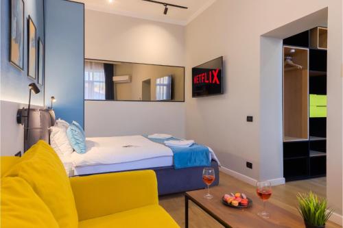 Un pat sau paturi într-o cameră la Emil Balaban Luxury Apart-Hotel