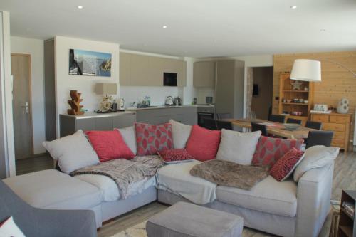 un salon avec un canapé et une cuisine dans l'établissement Mont Royal ROA0102 CHARMING & COSY 6 pers, à Châtel