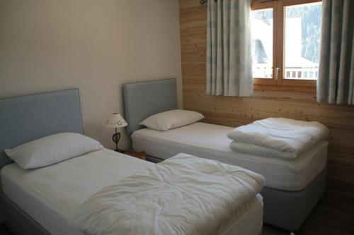 deux lits jumeaux dans une chambre avec fenêtre dans l'établissement Mont Royal ROA0102 CHARMING & COSY 6 pers, à Châtel