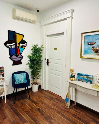 a room with a desk and a blue chair at RarityArt GuestHouse in Salerno