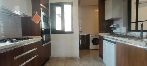 Una cocina o kitchenette en Chic and modern apart with parking and rooftop