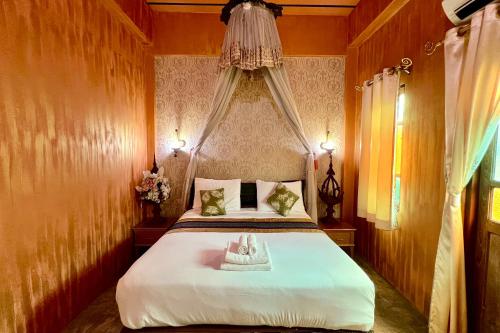 Postel nebo postele na pokoji v ubytování Amethyst Hotel Chiang Mai