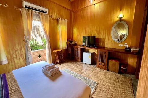 Postel nebo postele na pokoji v ubytování Amethyst Hotel Chiang Mai