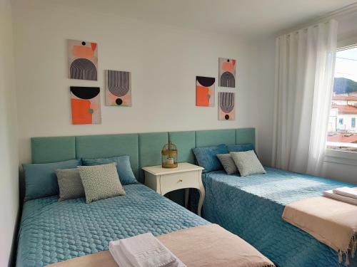 a bedroom with two beds and a window at Apartamento SEREN AGUA in Moledo