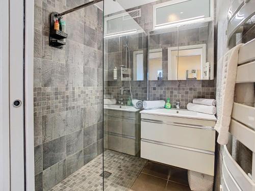une salle de bain avec douche et lavabo dans l'établissement Croisette I - 4 pers - Front de mer - Climatisé, à Cannes