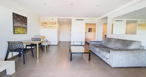 un salon avec un canapé et une table dans l'établissement Croisette I - 4 pers - Front de mer - Climatisé, à Cannes