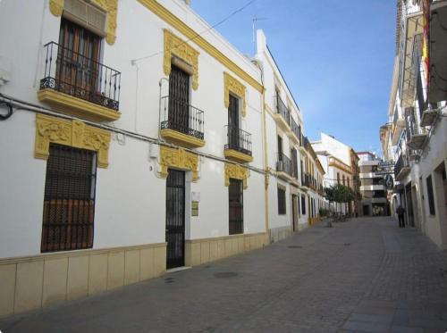 eine leere Straße in einer Stadt mit Gebäuden in der Unterkunft Valentina Home in Córdoba