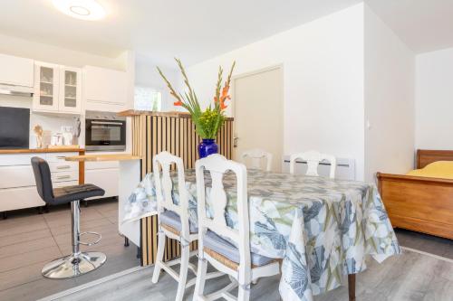 une cuisine et une salle à manger avec une table et des chaises dans l'établissement Maison avec terrasse et jardin, à Saint-Yvy