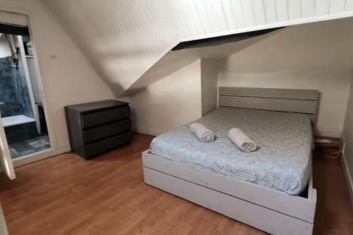 une chambre avec un lit avec deux oreillers dessus dans l'établissement Hypercentre, proche halage et rue principale, à Redon