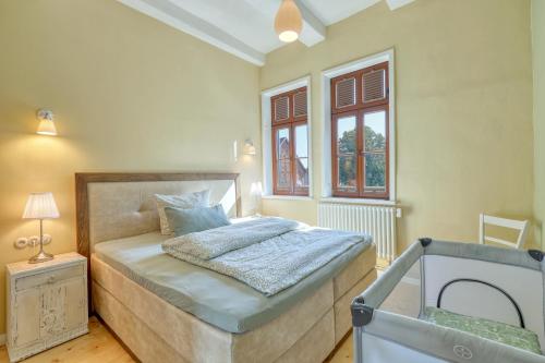 a bedroom with a bed and a window at Ferienwohnungen Steinweg 61 in Quedlinburg