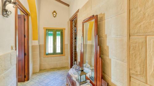 Ένα μπάνιο στο Cortijo San León Fuente de Piedra by Ruralidays