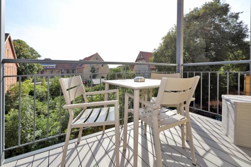 two chairs and a table on a balcony at Ferienwohnungen Steinweg 61 in Quedlinburg
