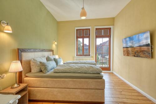 a bedroom with a bed and a window at Ferienwohnungen Steinweg 61 in Quedlinburg