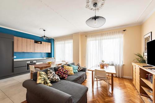 a living room with a couch and a table at Happy Venaria by Rentbeat in Venaria Reale