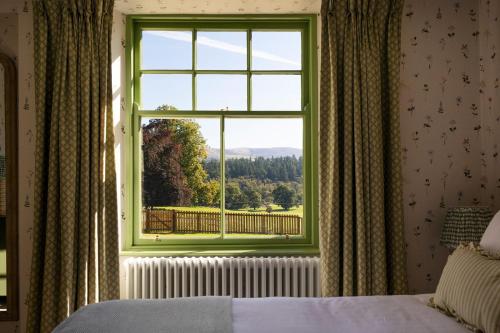 En eller flere senge i et værelse på Queensberry Cottage