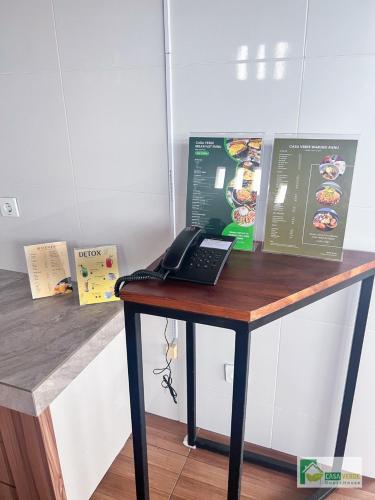 Casa Verde Guest House في Sempidi: طاولة مع جهاز كمبيوتر محمول فوقها