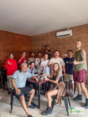 Casa Verde Guest House في Sempidi: مجموعة من الناس يتظاهرون لالتقاط صورة في غرفة