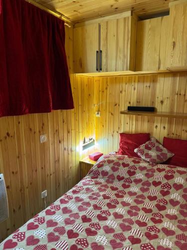 Postel nebo postele na pokoji v ubytování Cosy Apartment in the Mountain Charme