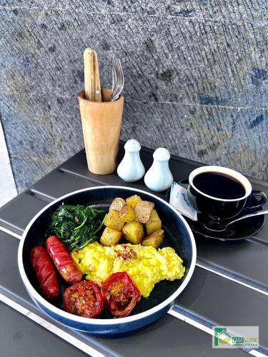 Casa Verde Guest House في Sempidi: وجبة إفطار تتكون من البيض والنقانق والبطاطس والخضراوات على صينية