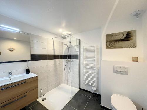 une salle de bain avec douche et lavabo dans l'établissement Magnifique T2 dans une résidence neuve, à Calvi