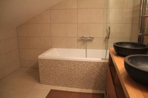 La salle de bains est pourvue d'une baignoire et de 2 lavabos. dans l'établissement SOLDANELLES SD18 CENTER & MODERN 8 Pers, à Châtel